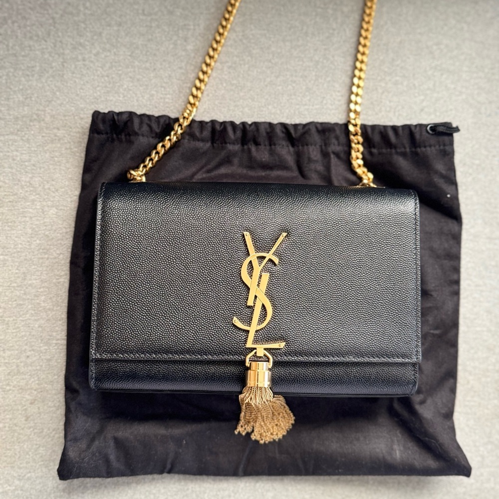 KATE SMALL TASSEL IN GRAIN DE POUDRE EMBOSSED LEATHER
BLACK